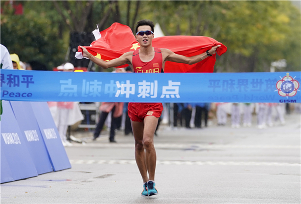 田径比赛中技高一筹，双擒金牌